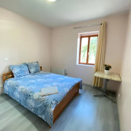 Проживание в семье En Face De La Gare No1