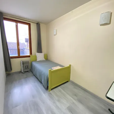 En Face De La Gare No1 Homestay Roanne