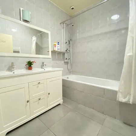 En Face De La Gare No1 Homestay